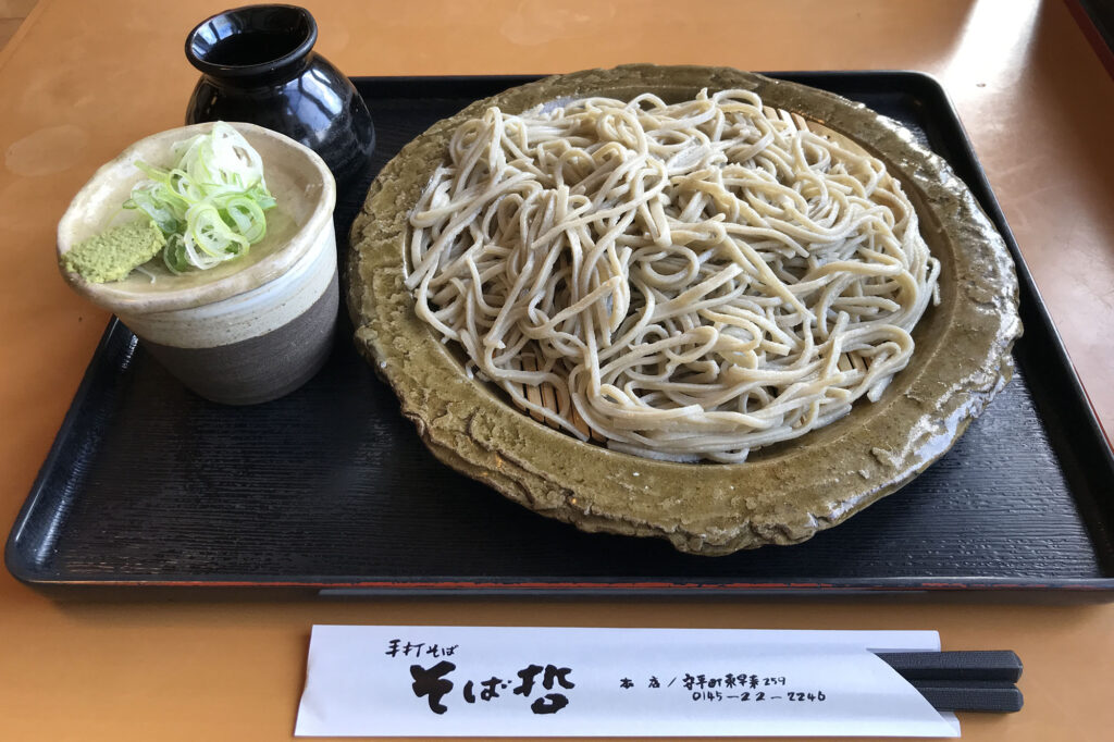注文したのは、そば哲・本店【期間限定】十割そば（冷）・大盛り