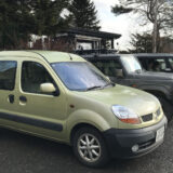 そば哲・本店前の駐車場にたたずむコカングーさん