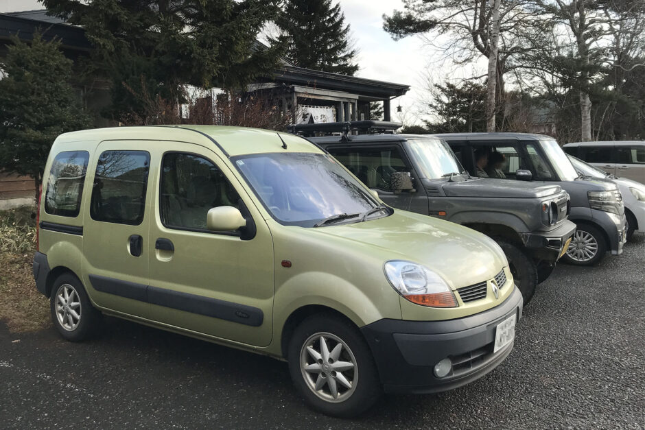 そば哲・本店前の駐車場にたたずむコカングーさん