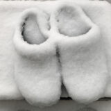 雪のオブジェと化したサンダル-大雪の札幌