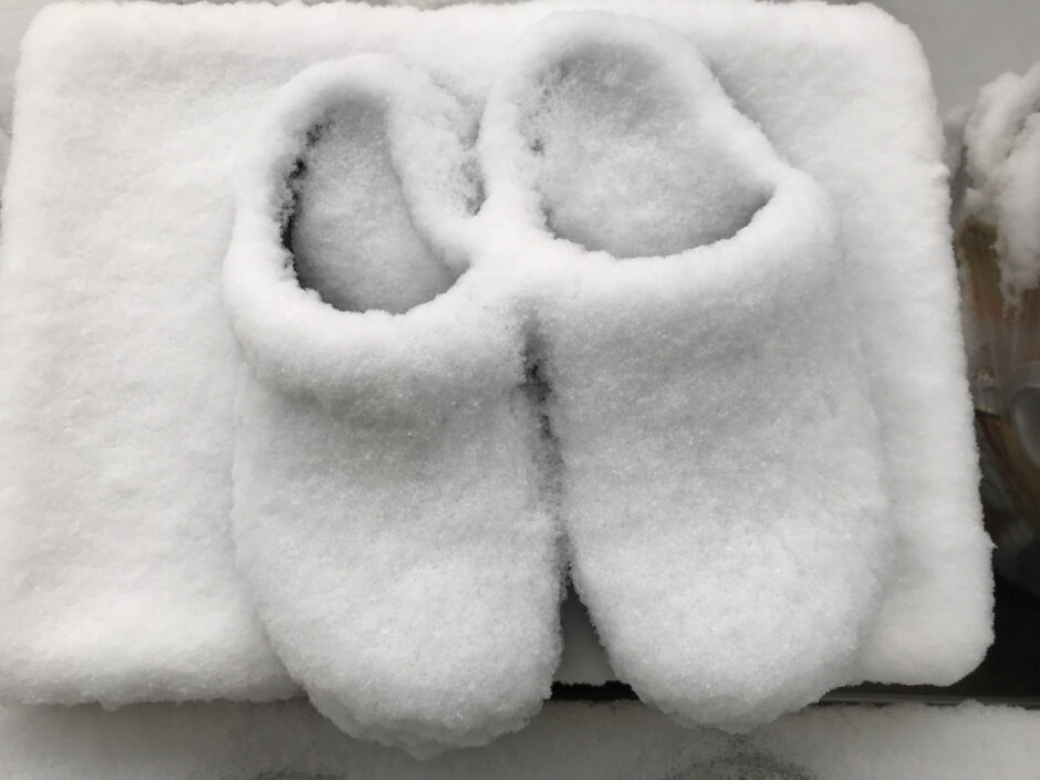 雪のオブジェと化したサンダル-大雪の札幌