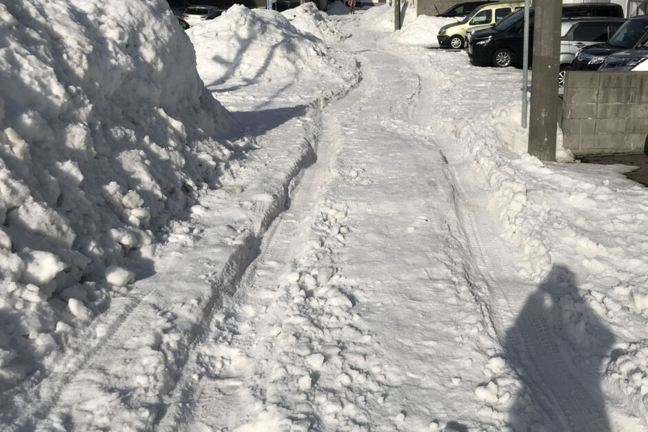 札幌の生活道路に掘れた深いワダチ