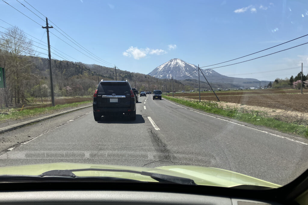 喜茂別手前で渋滞中。写真の山は「尻別岳」です。